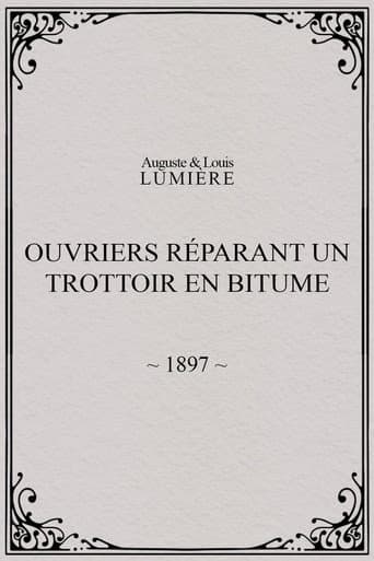 Ouvriers réparant un trottoir en bitume